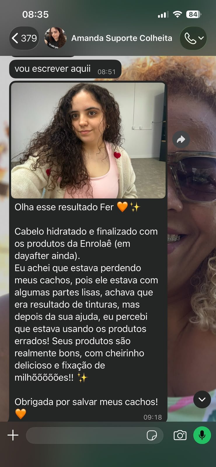 Amanda agradecendo