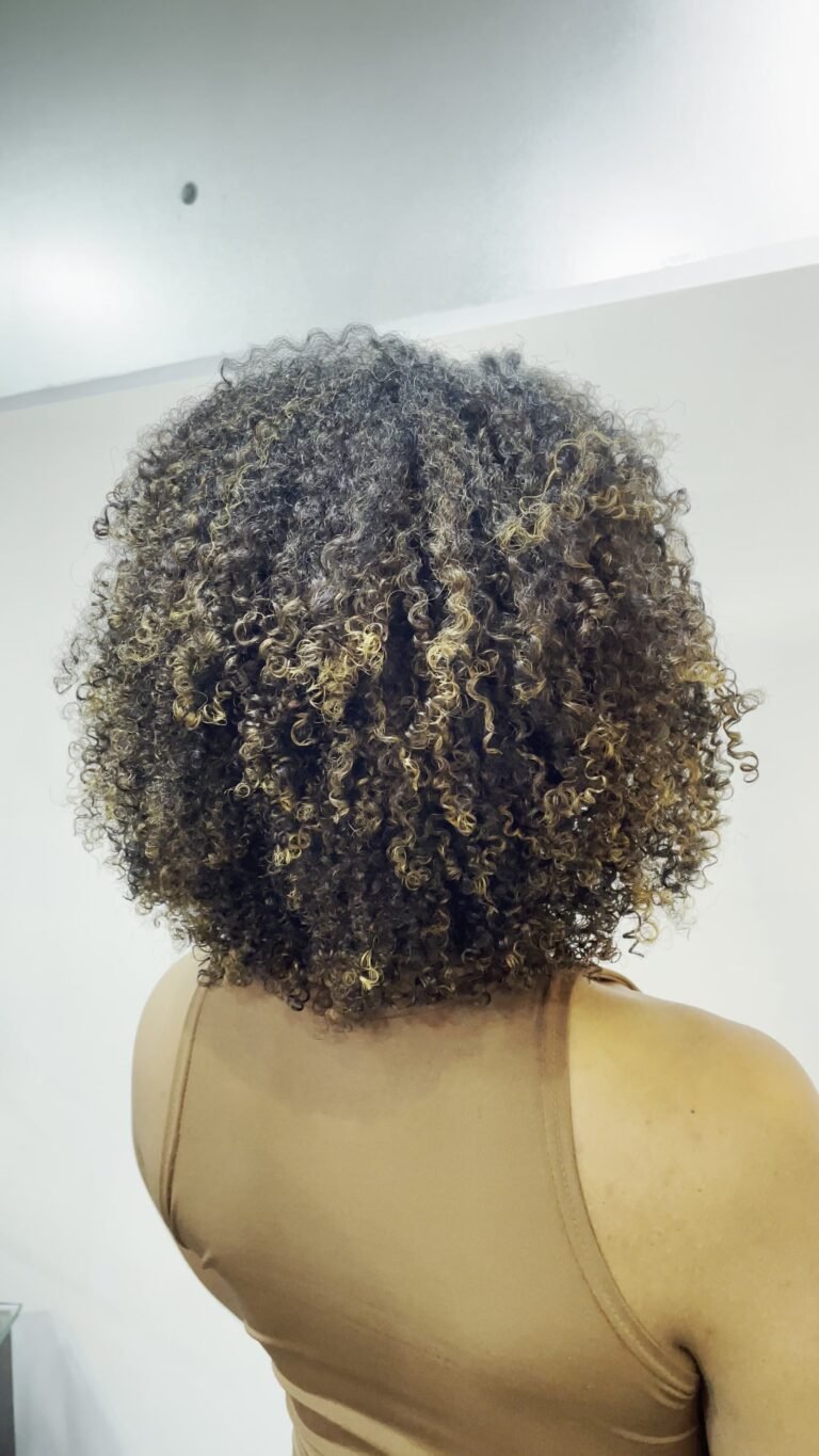 Depois do protocolo de acidificação em cabelo cacheado